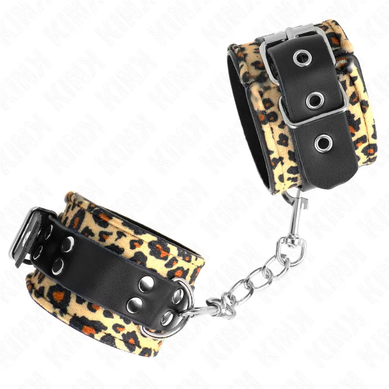 Bracelets BDSM cuir végétalien néoprène, motifs léopard, chaîne métallique, boucles robustes, confort et sécurité.