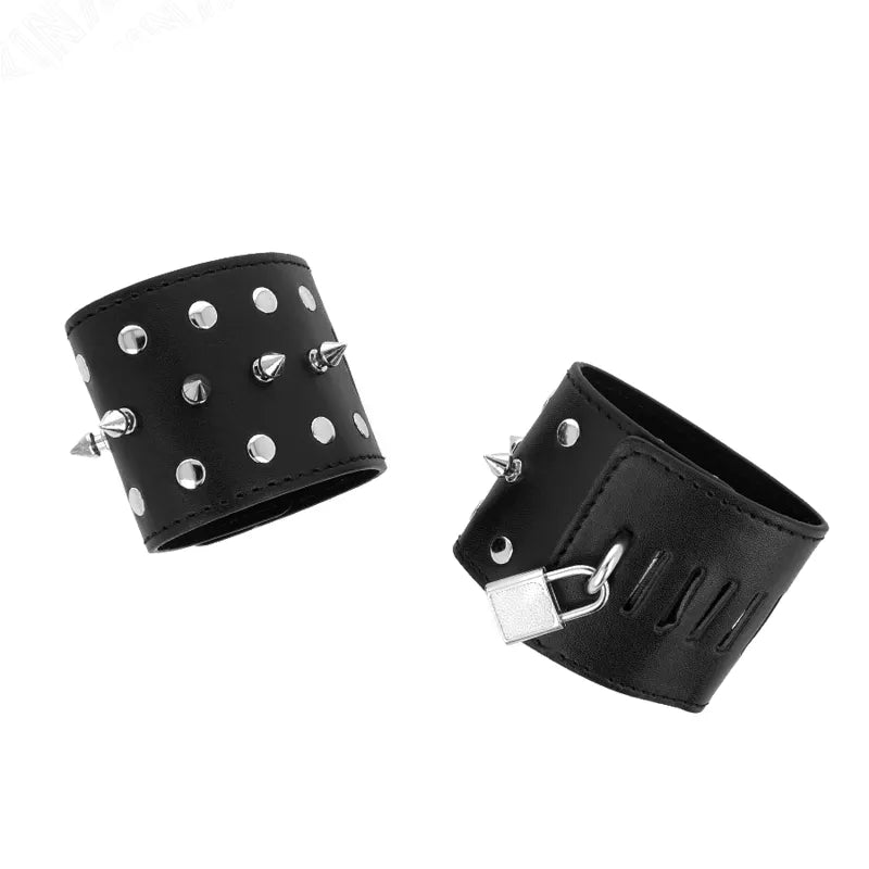 Bracelets BDSM en cuir noir avec clous métalliques, boucles ajustables, design robuste et élégant pour confort et sécurité.