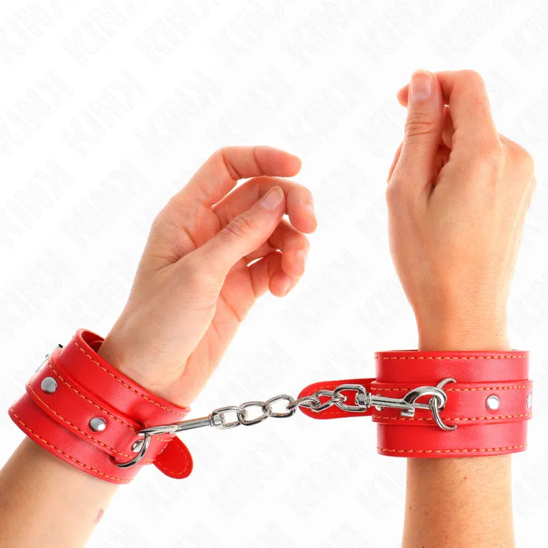 Bracelets BDSM en cuir rouge, rembourrés, ajustables, avec boucles métalliques et velcro, pour confort et sécurité.