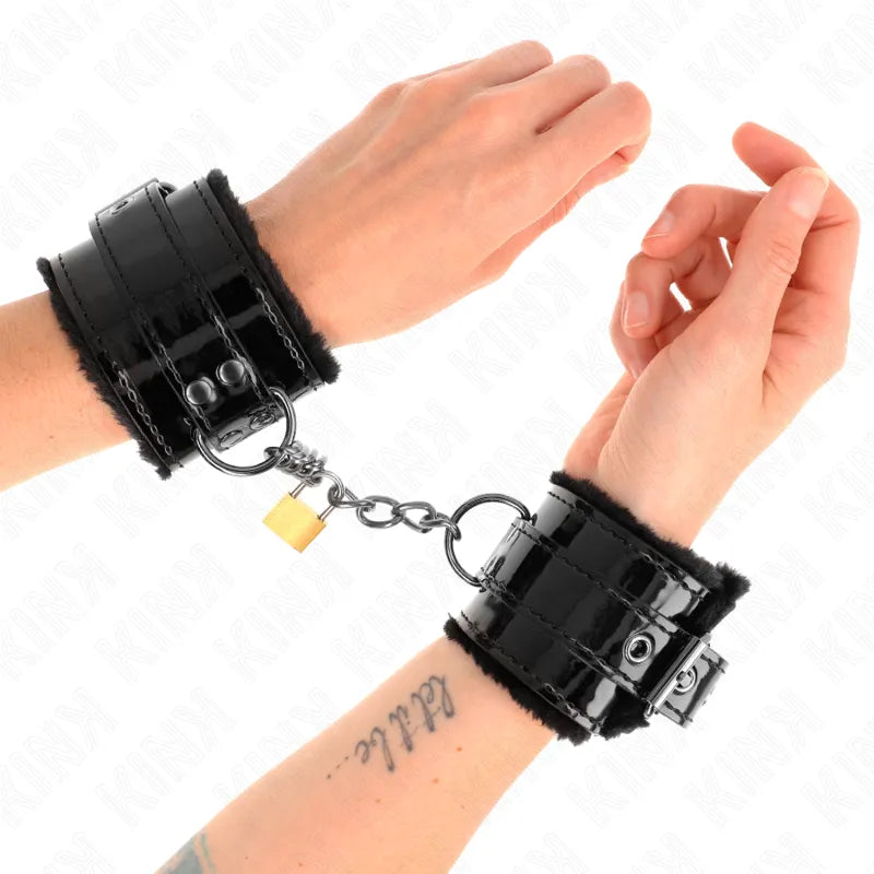 Bracelets BDSM en cuir noir avec fermoirs métalliques robustes, ajustables, élégants et sécurisés sur poignets.