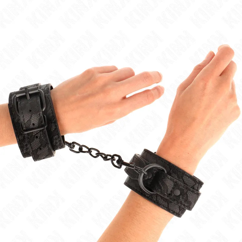 Bracelets BDSM cuir noir rembourrés, boucles robustes, anneaux métalliques, confort ergonomique, sécurité optimale.