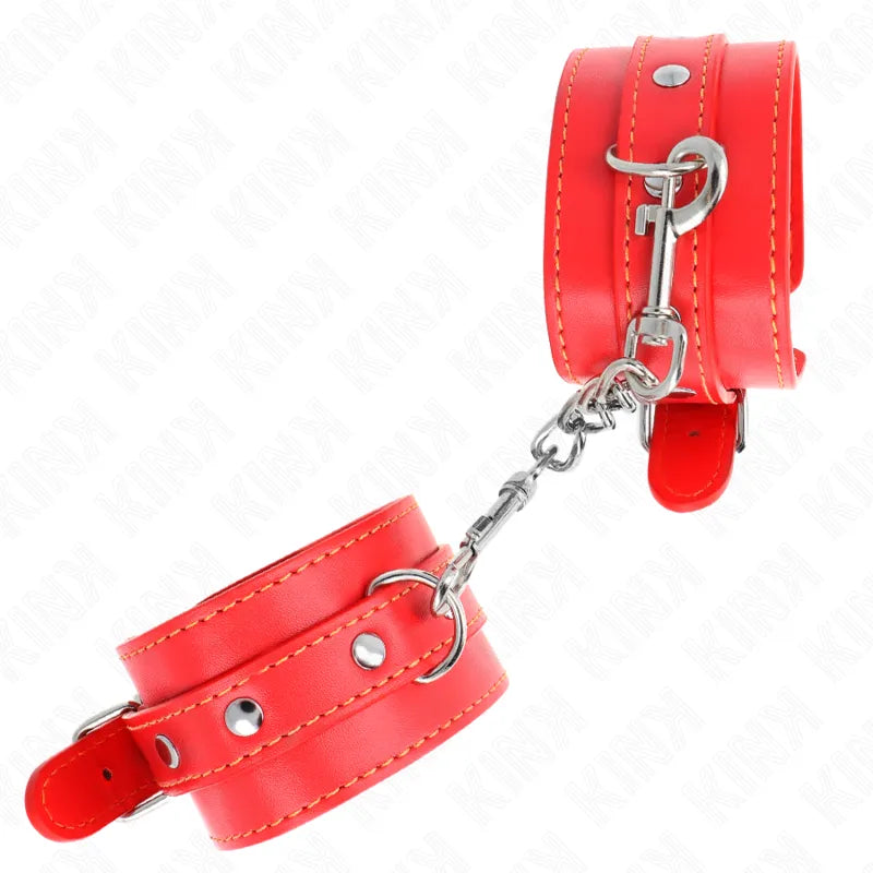Bracelets BDSM cuir rouge, boucles métalliques, chaîne, confort rembourré, ajustable, élégant, sophistiqué, artisanal.