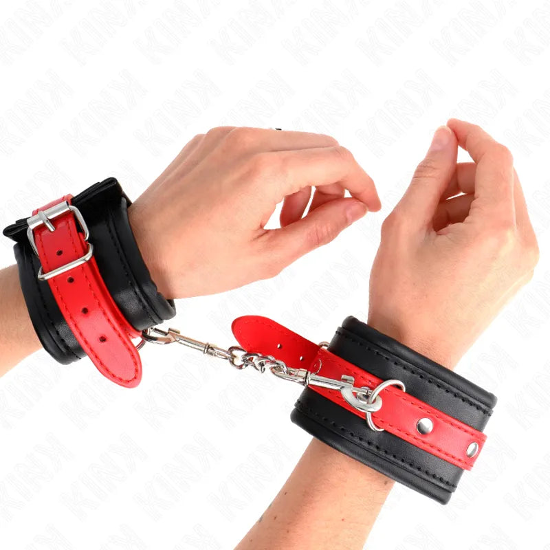 Bracelets BDSM en cuir noir et rouge, ajustables, avec boucles sécurisées et chaîne, élégants et confortables.