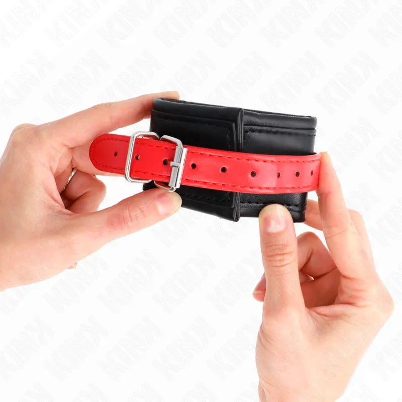 Bracelet BDSM cuir noir et rouge, ajustable, boucle sécurisée, design élégant et confortable, finition artisanale.