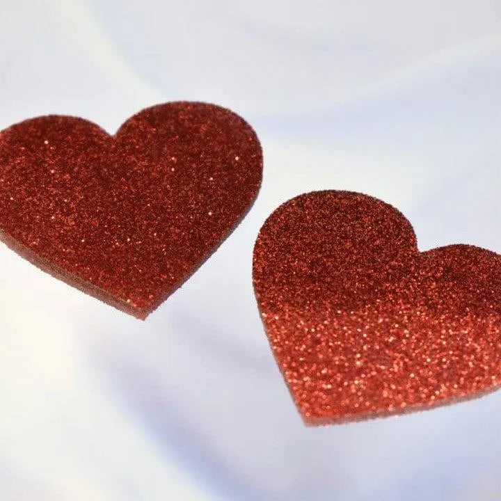 Cache-tétons cœur rouge pailleté glamour, forme élégante, adhésif discret, idéal pour événements spéciaux et soirées.