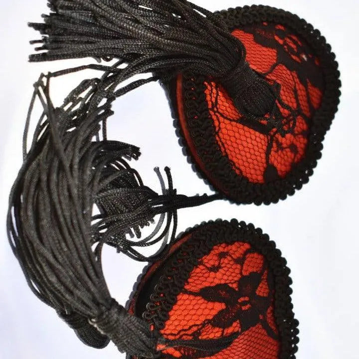 Cache-tétons cœur rouge en satin avec dentelle noire et pompon, élégant et sensuel pour soirée glamour.