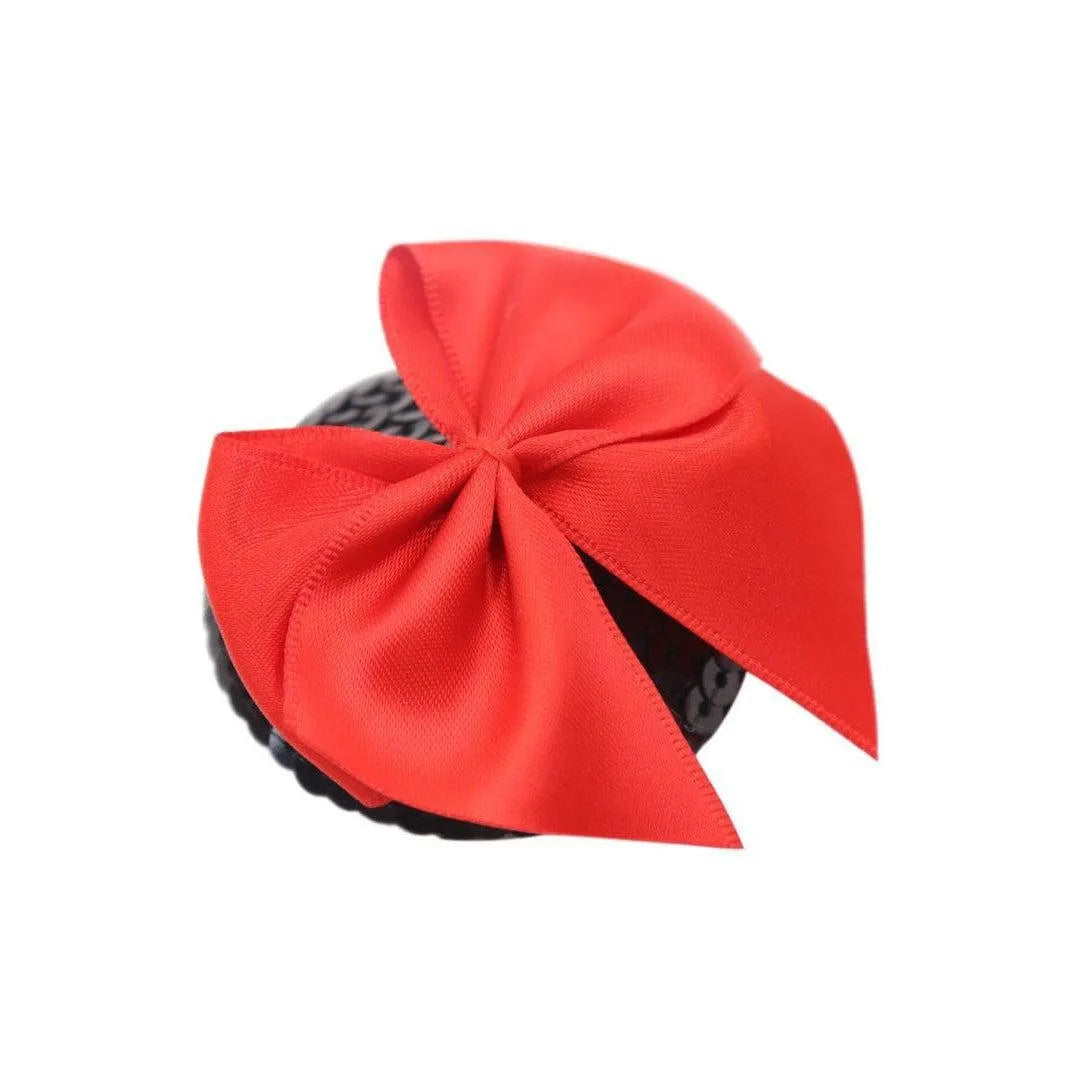 Cache téton en satin noir avec noeud rouge élégant, raffiné et confortable, idéal pour soirées glamour et séduction.