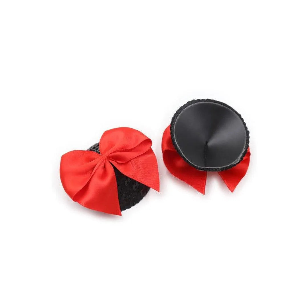 Cache tétons satin noir avec noeud rouge, élégant et raffiné, en polyester soyeux, adhésif et réutilisable.
