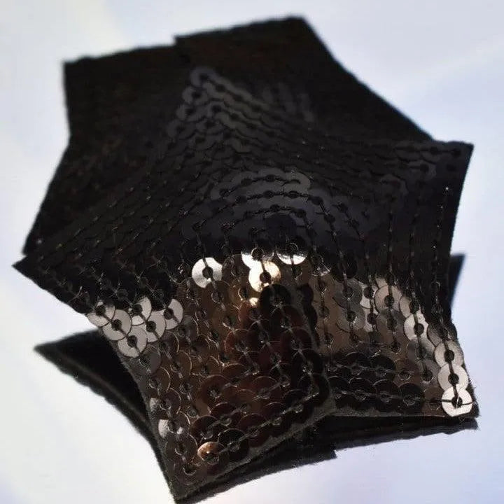 Caches mamelons étoiles en sequins noirs brillants, adhésifs et réutilisables, pour un look glamour et élégant.