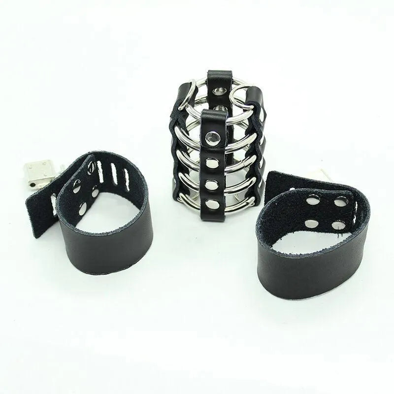 Cage pénis métal ajustable avec anneaux sécurisés et sangles noires, hypoallergénique, pour confort et contrôle.