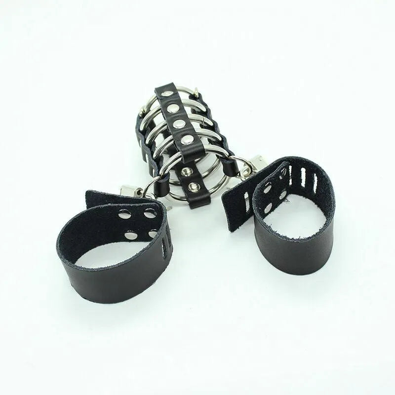 Cage pénis testicules métal réglable, anneaux robustes, sangles noires ajustables, hypoallergénique, confort optimal.