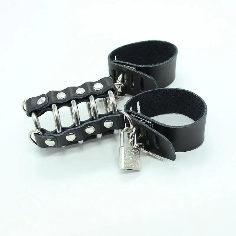 Cage pénis testicules métal argenté avec sangles noires ajustables, anneaux sécurisés, hypoallergénique, sans nickel.