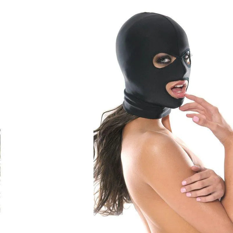Cagoule BDSM noire en spandex, trois ouvertures yeux-bouche, ajustée, confortable, discrète, taille unique, vue de profil.