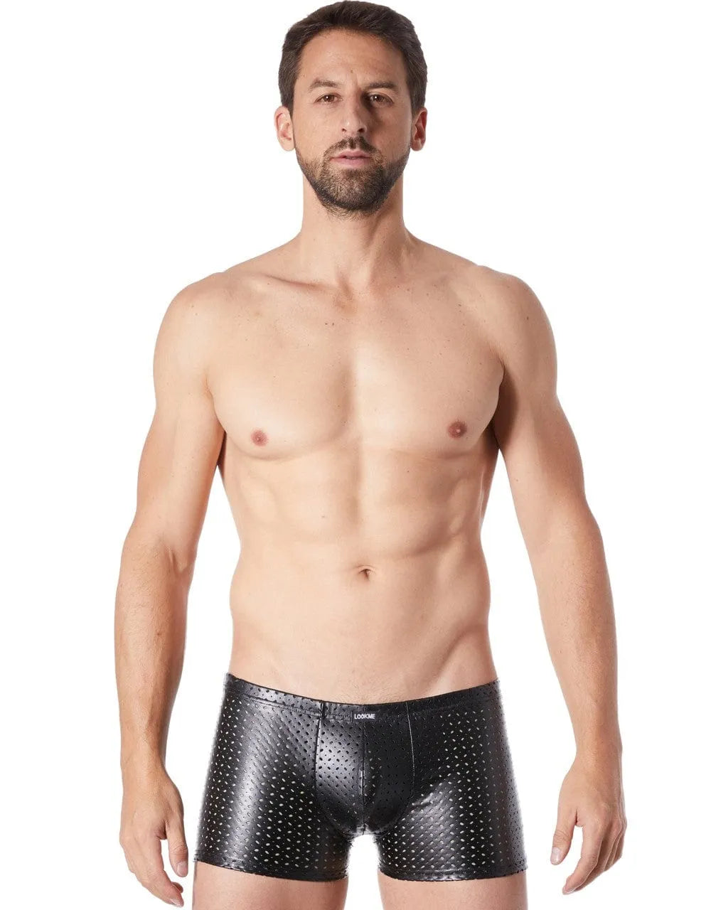 Caleçon moulant homme noir vinyle brillant avec trous discrets, style fétichiste, porté par un modèle masculin.
