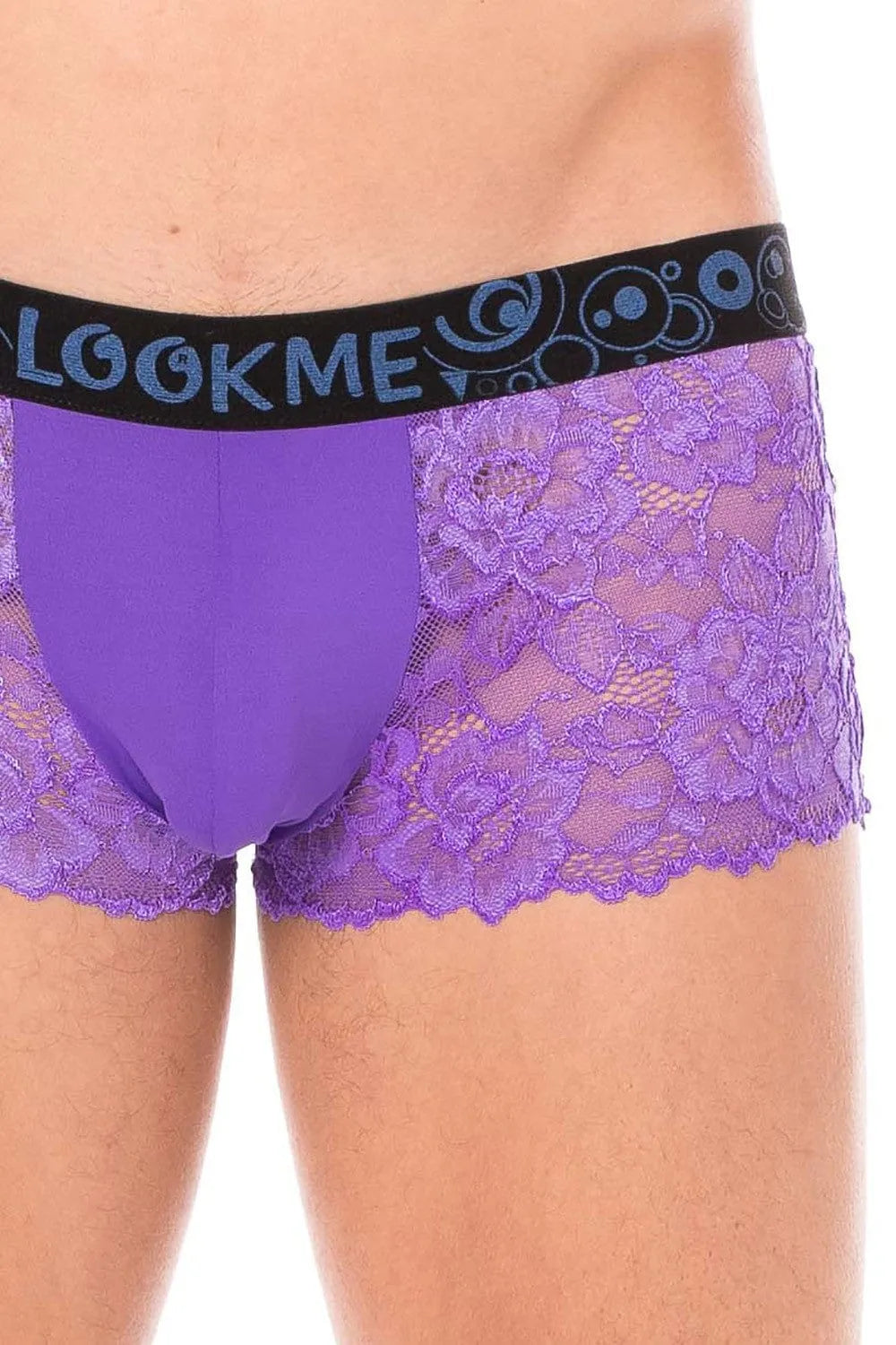 Caleçon homme violet en dentelle florale fine, poche opaque, ceinture noire, confort et sensualité, lingerie masculine.