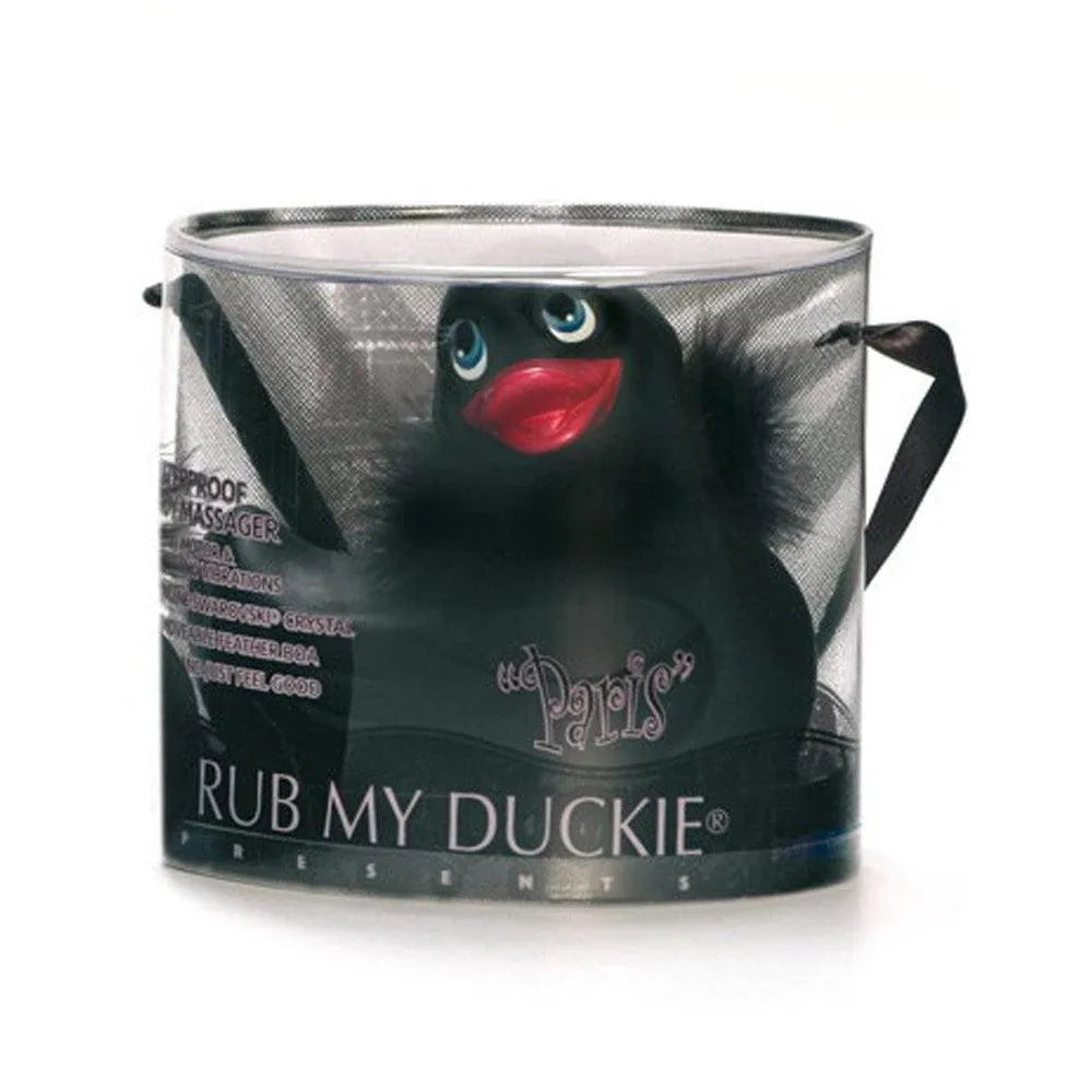 Canard vibrant noir avec fourrure douce et bijou Swarovski, compact et flottant, dans une boîte transparente élégante.