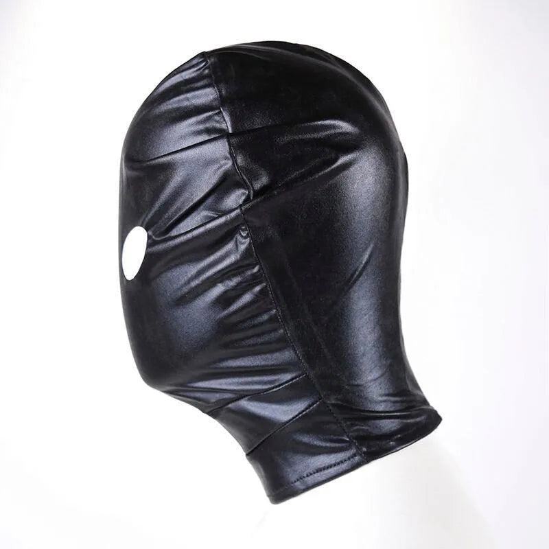 Casquette fétichiste noire sans trou bouche, matériaux lisses, ajustable, pour expériences sensorielles audacieuses.