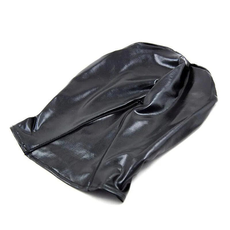 Casquette fétichiste en PVC noir brillant, ajustable et élégante, idéale pour jeux de rôle et explorations sensuelles.