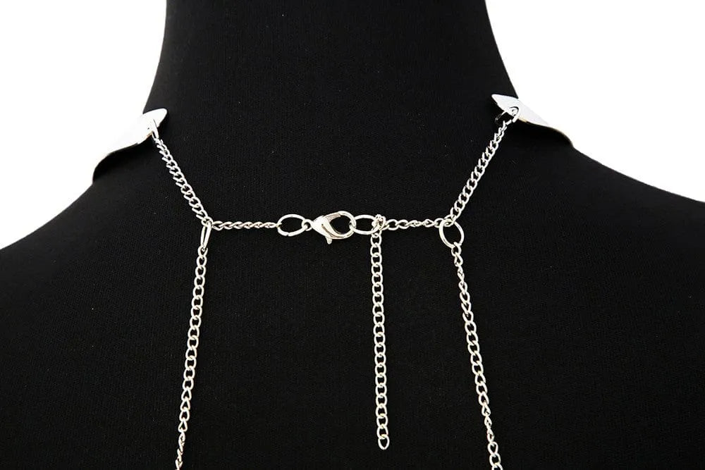Chaîne de corps argentée Be Lily sur mannequin noir, attache nuque ajustable, design élégant et raffiné.