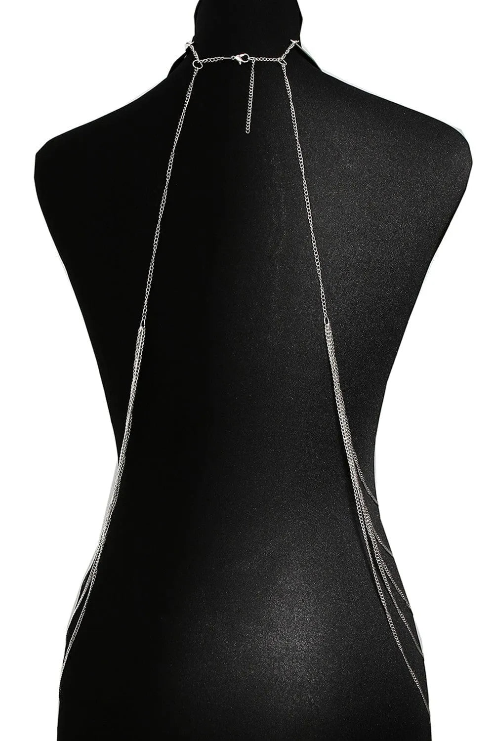 Chaîne de corps argentée délicate, triple anneaux, ajustable, sur mannequin noir, glamour et sophistiquée.