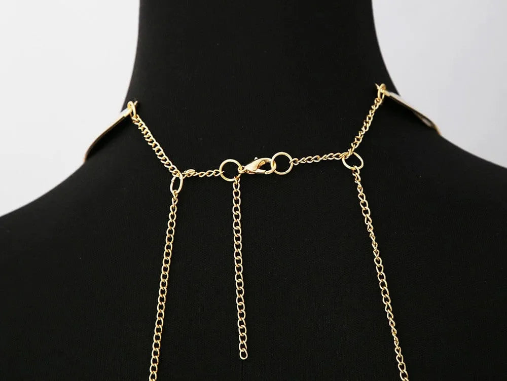 Chaine de corps dorée fine, métal plaqué or, attache cou réglable, élégance pour robe noire, soirée glamour.