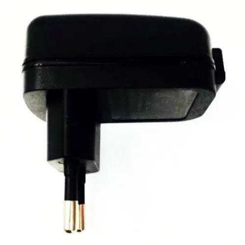 Chargeur rapide USB noir compact, ports multiples, protection surtension, idéal pour smartphone et tablette en voyage.
