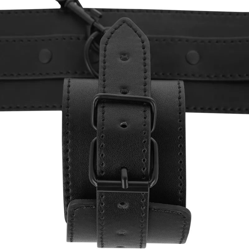 Chevilles BDSM cuir vegan noir, ajustables, boucles solides, design élégant, confortables et robustes pour usage sécurisé.