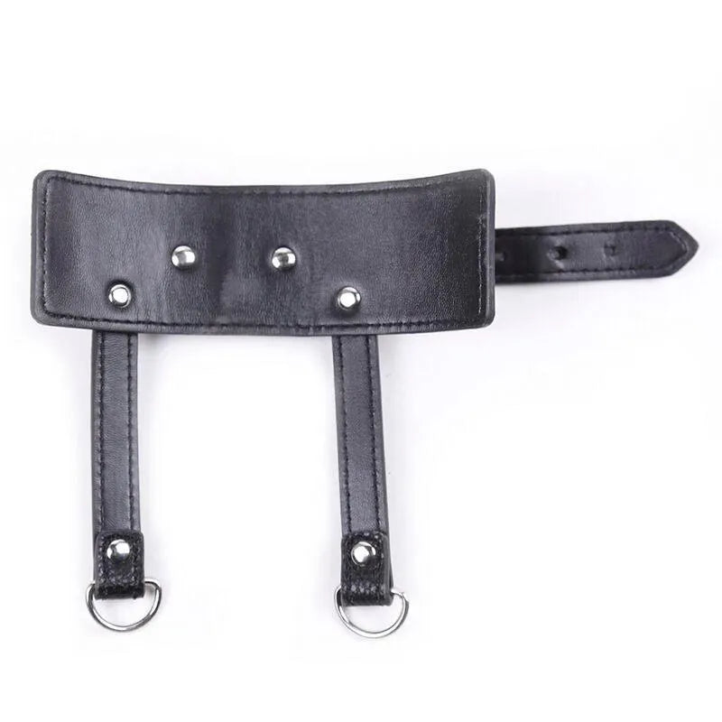 Anneau pénien ajustable en simili cuir noir avec chaîne métal, design élégant et confortable pour moments intimes.