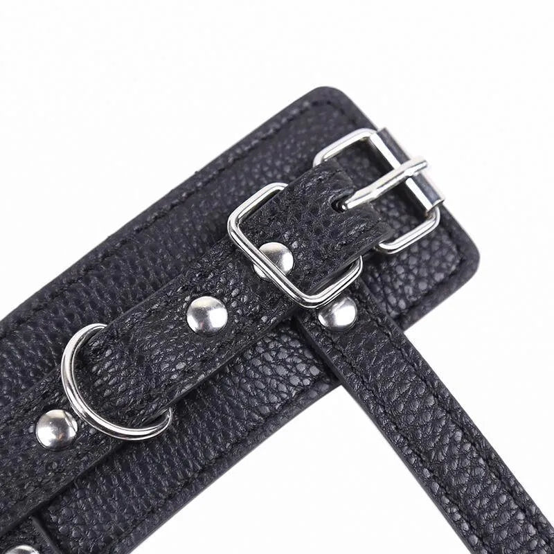 Anneau pénien ajustable en simili cuir noir avec sangle et chaîne métal robuste, finition élégante et confortable.