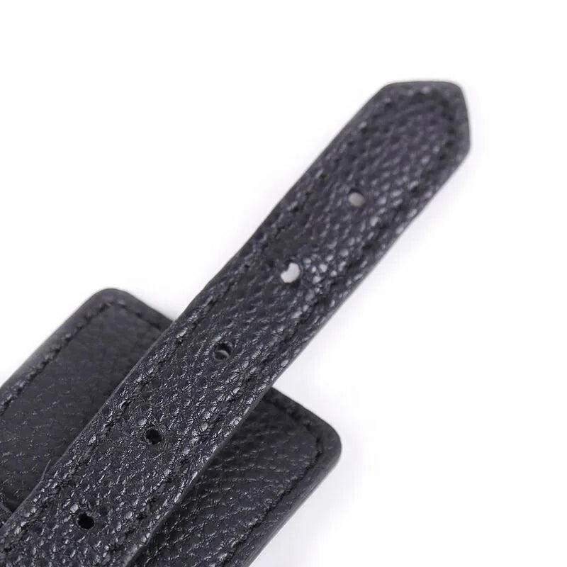 Anneau pénien ajustable en simili cuir noir avec chaîne métal, finition élégante, pour confort et maintien intimes.