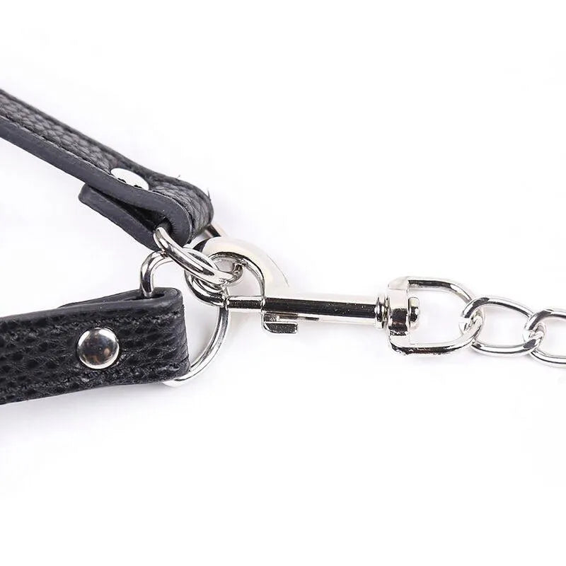 Anneau pénien ajustable en simili cuir noir avec chaîne en métal robuste et finition élégante, accessoire intime sophistiqué.