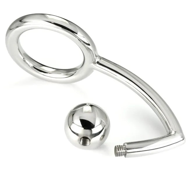 Anneau pénien BDSM en acier inoxydable avec boule anale intégrée, design ergonomique et finition lisse argentée.