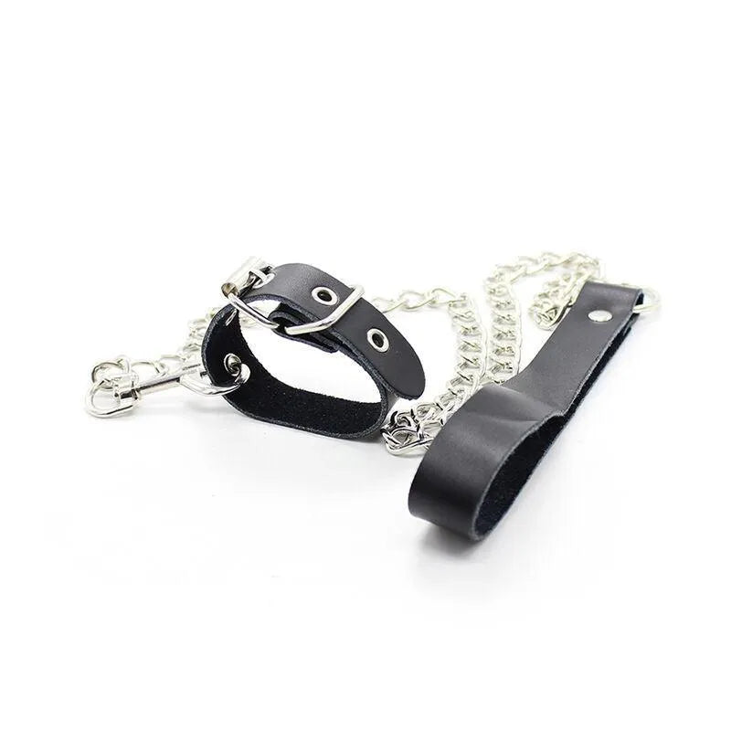 Anneau pénien en cuir noir avec chaîne métallique ajustable, sangle robuste, accessoire BDSM élégant et fonctionnel.