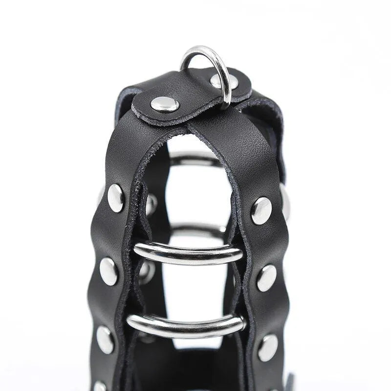 Anneau pénien noir avec sangle ajustable, cadenas métallique, design ergonomique pour expérience fétiche sécurisée.