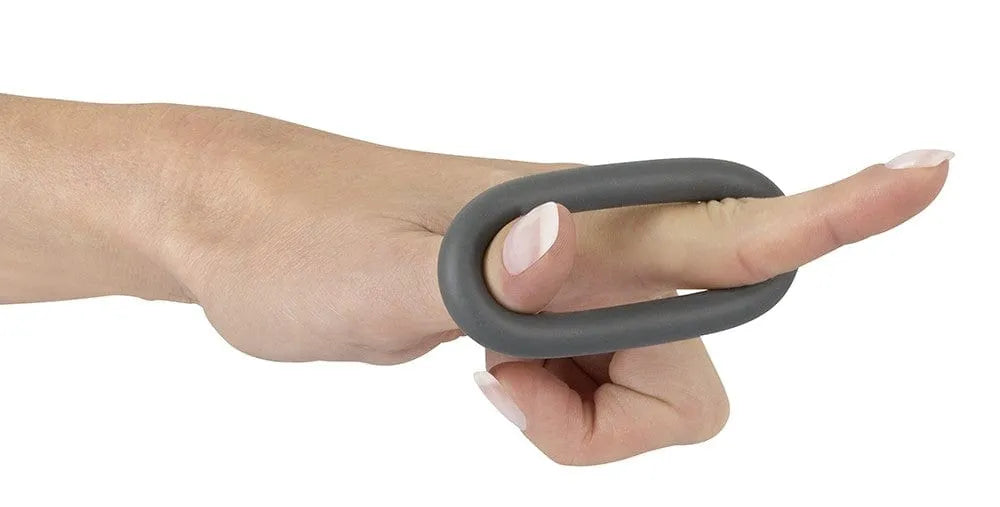 Anneau pénien silicone gris, extensible, 58mm extérieur, 38mm intérieur, sur doigt, pour confort et stimulation.