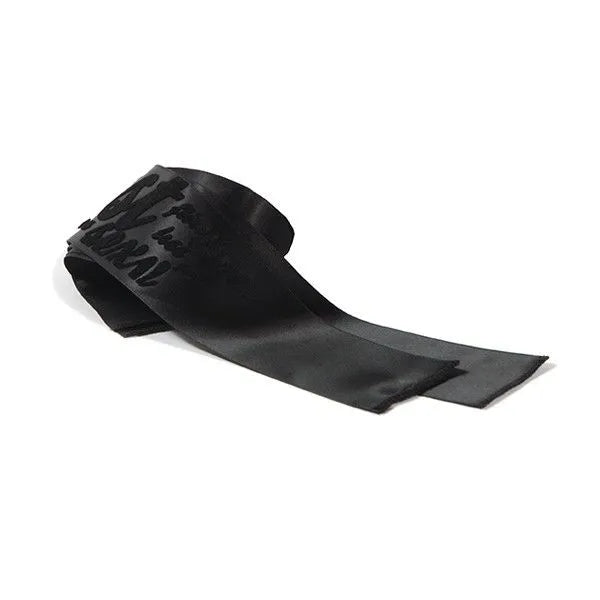 Anneau vibrant pénien noir ergonomique en silicone hypoallergénique, étanche, avec menottes satinées et masque inclus.