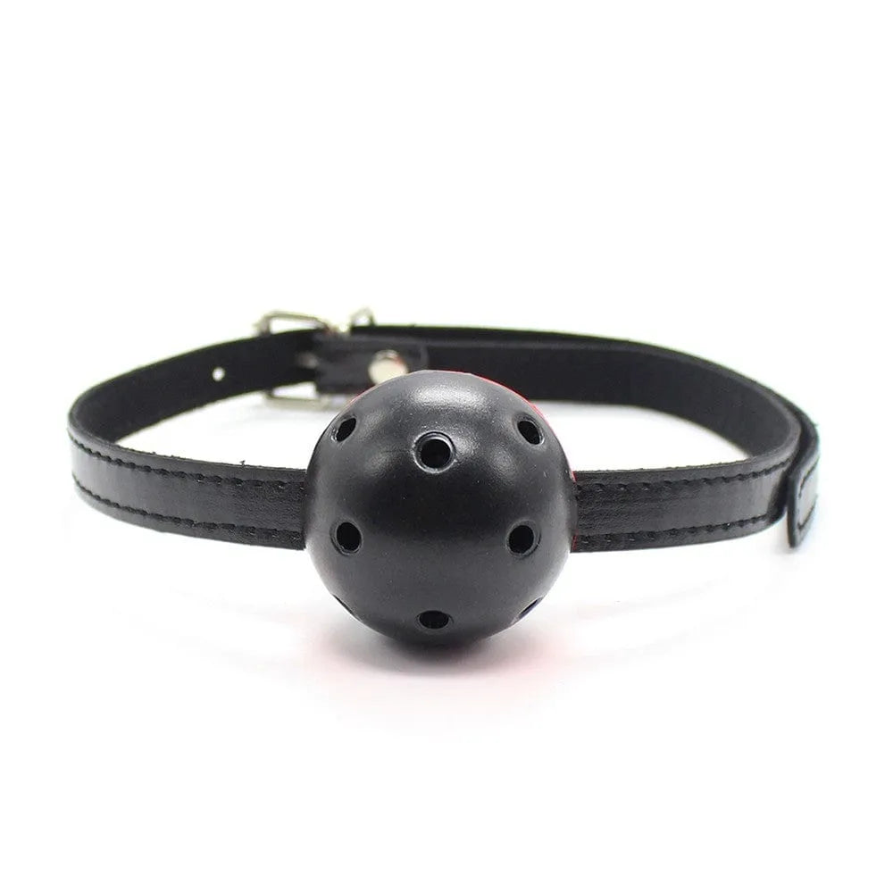 Bâillon boule noire réglable en simili cuir, accessoire de bondage avec boucle métallique, sur fond blanc.