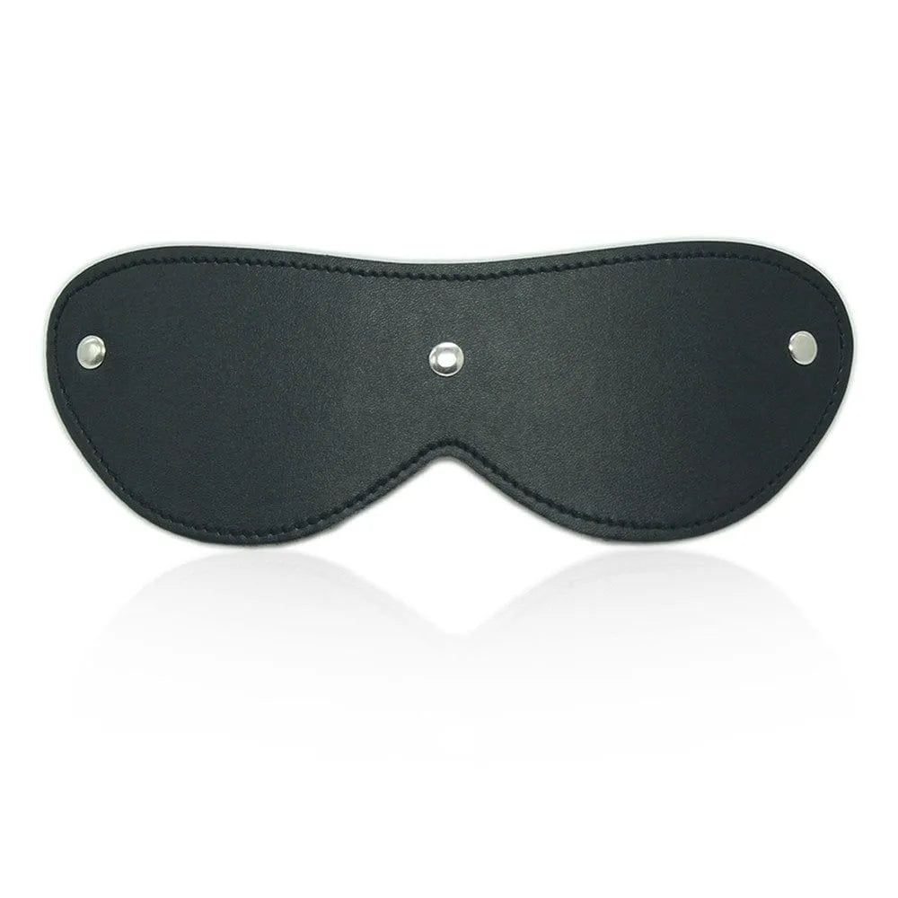 Masque occultant en simili cuir noir avec rivets, accessoire de coffret bondage pour jeux sensuels et initiation.