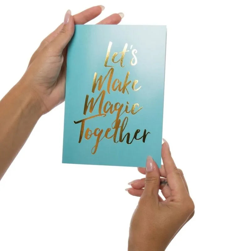 Coffret cadeau érotique bleu avec texte doré Let's Make Magic Together, idéal pour massage et positions Kamasutra.