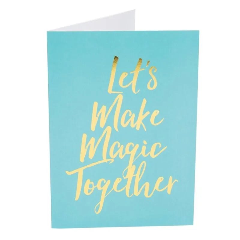 Carte bleue avec texte doré Let's Make Magic Together, incluse dans le coffret cadeau érotique Kamasutra.
