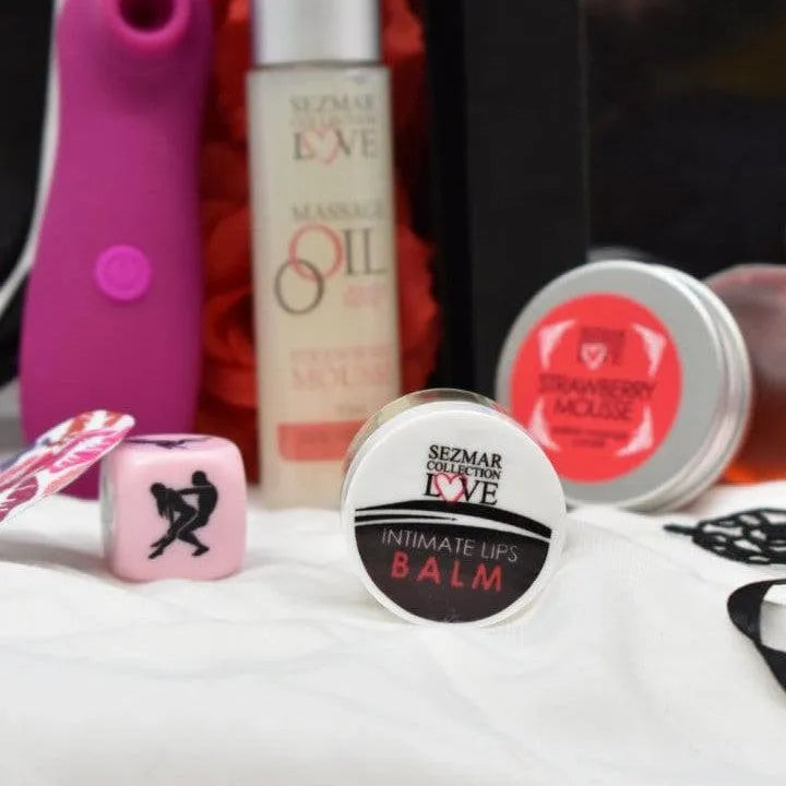 Coffret coquin romantique avec stimulateur violet, huile massage, baume lèvres, dés rose, mousse fraise, pétales tissu.