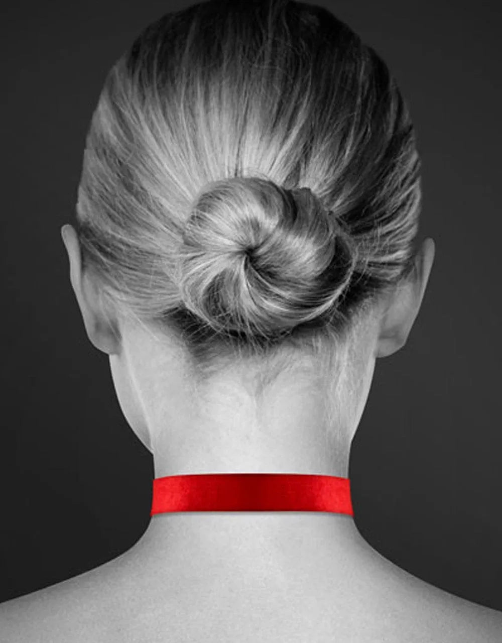Collier BDSM cuir rouge avec cadenas cœur, clés fournies, 34cm, accessoire érotique et mode, vue de dos sur mannequin.