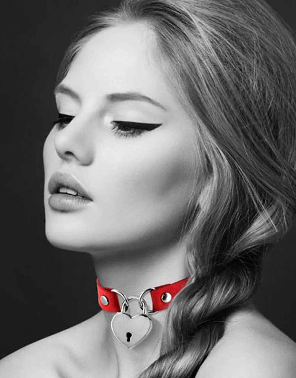 Collier BDSM cuir rouge avec pendentif cadenas cœur et clés, accessoire érotique et mode, 34 cm, pour jeux amoureux.