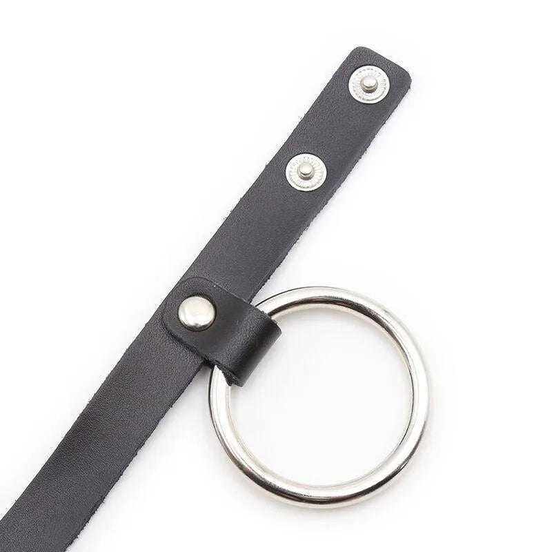 Collier BDSM en cuir noir avec anneau métal robuste, ajustable, élégant, pour sensualité et domination, marque OHMAMA.