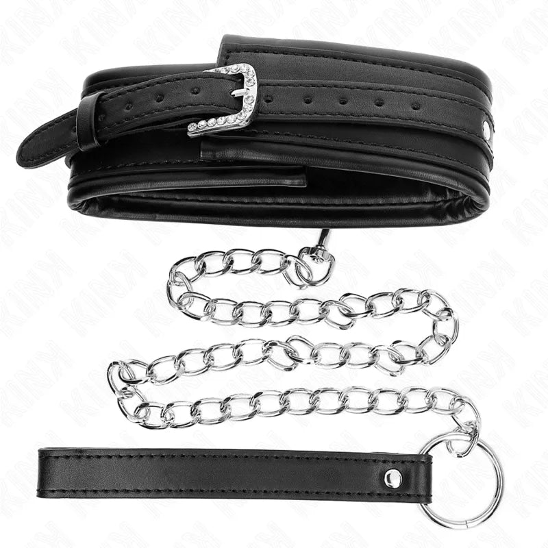 Collier BDSM en cuir noir avec boucles métalliques polies, chaîne argentée, design élégant et fonctionnel pour jeux adultes.