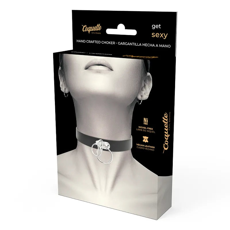Collier BDSM noir en similicuir végétalien, ajustable, élégant, avec anneau central, présenté sur un fond neutre.