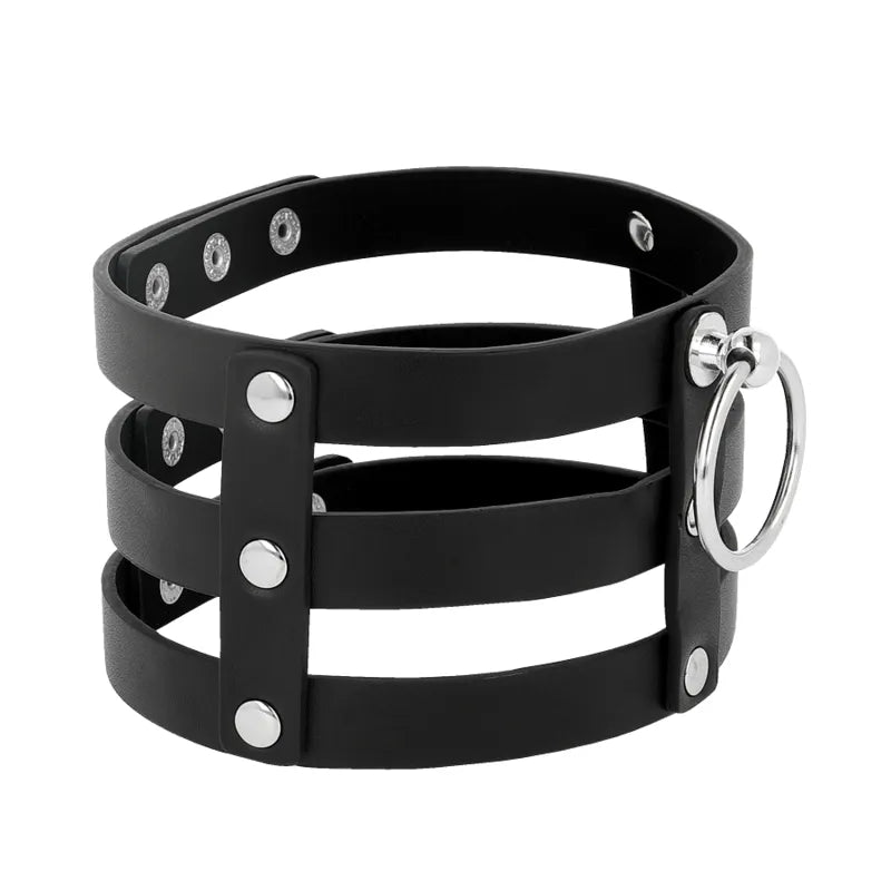 Collier BDSM noir en cuir végétalien ajustable avec anneau métallique, design élégant et éthique, confort et sécurité.