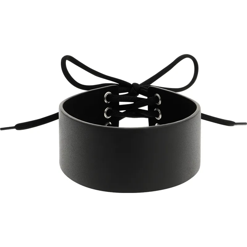 Collier BDSM noir en cuir végétalien, ajustable avec boucle métal, élégant et éthique pour lingerie et bondage.