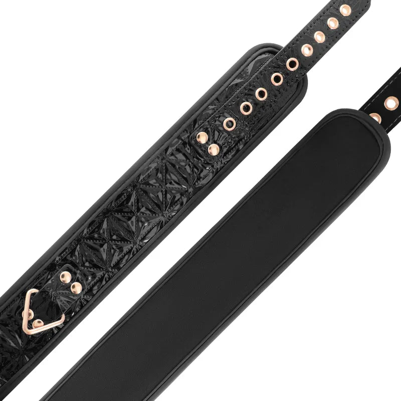 Collier BDSM noir cuir végétalien, chaîne métal sans nickel, anneau imposant, sangle néoprène ajustable, design élégant.
