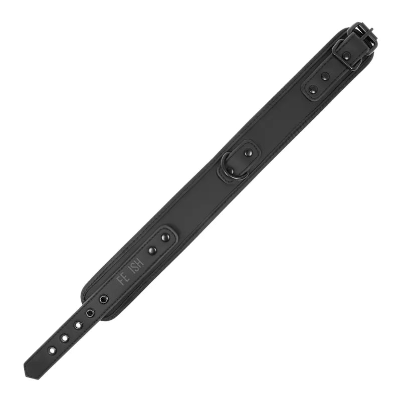 Collier BDSM noir en cuir végétalien, ajustable, avec anneaux sécurisés, hypoallergénique, sans nickel, pour peaux sensibles.